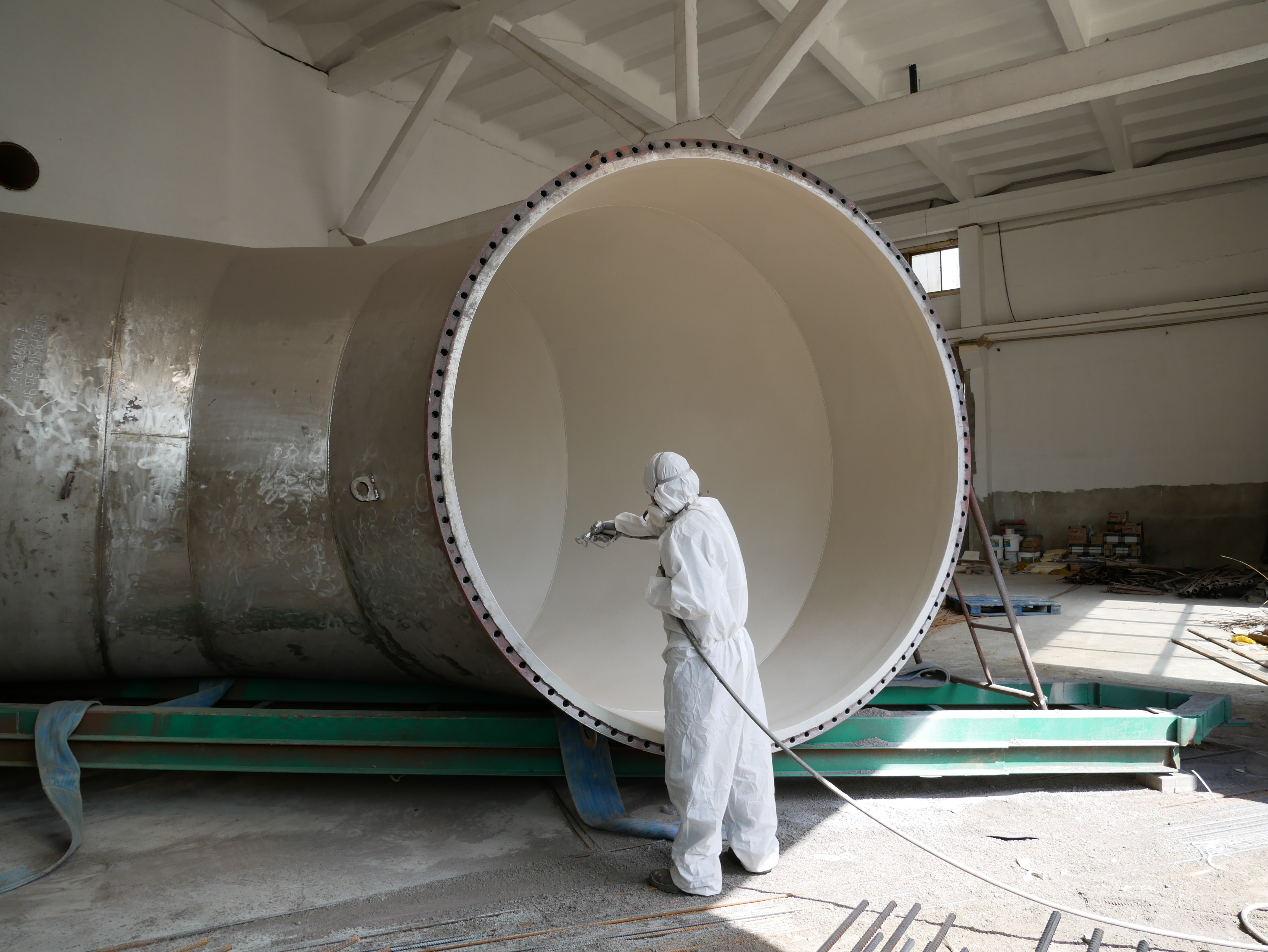 Выполнена футеровка отвода большого диаметра