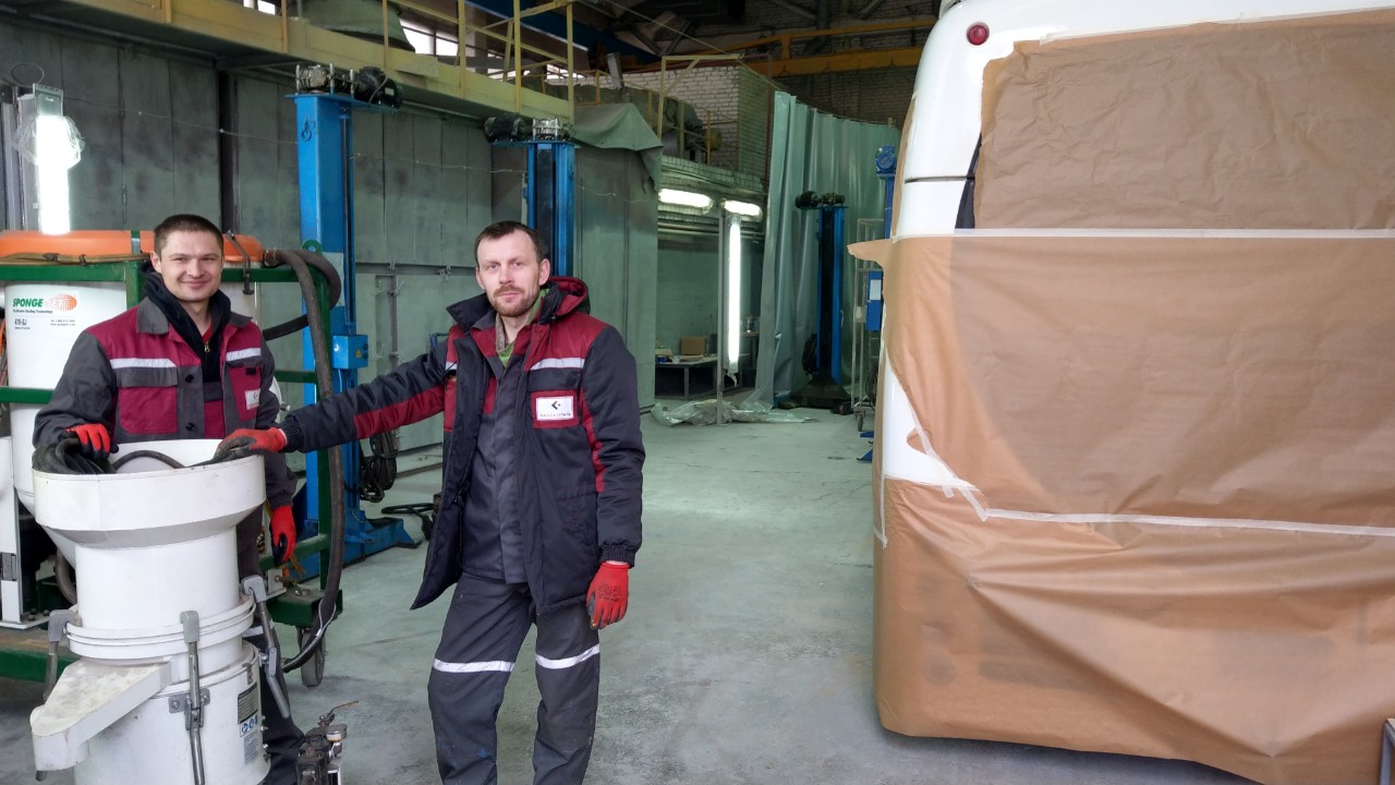 ПАССАТСТАЛЬ зачищает раму электробуса системой Sponge-Jet